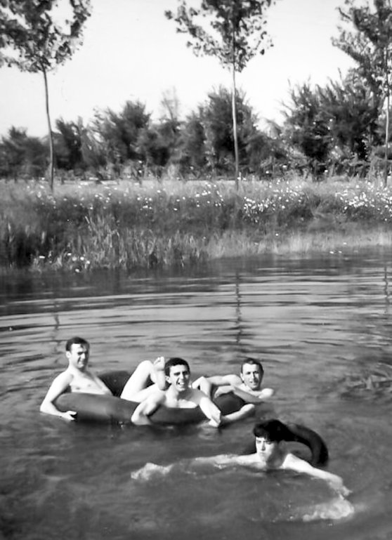 Bagno nel canale 1960