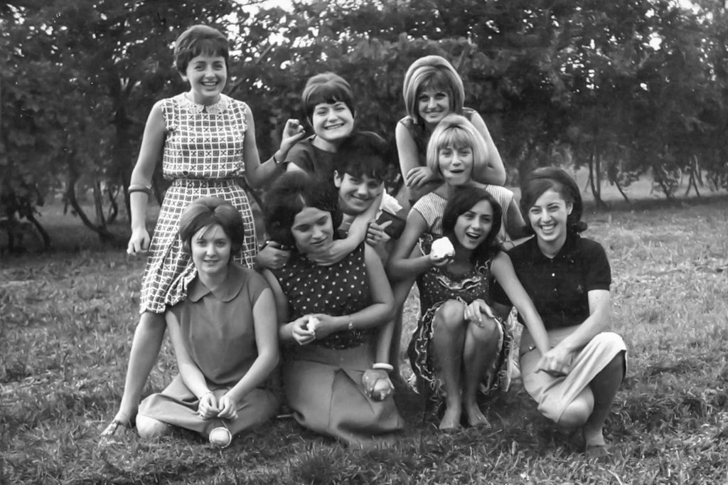 Angela Milva Sandra '64 mangia la mela