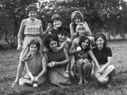 Angela Milva Sandra '64 mangia la mela