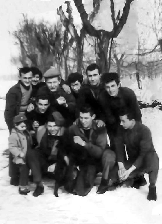 in gruppo con la neve