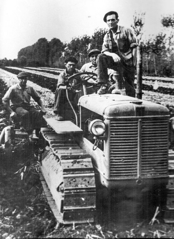 Fiat cingolato con aratro