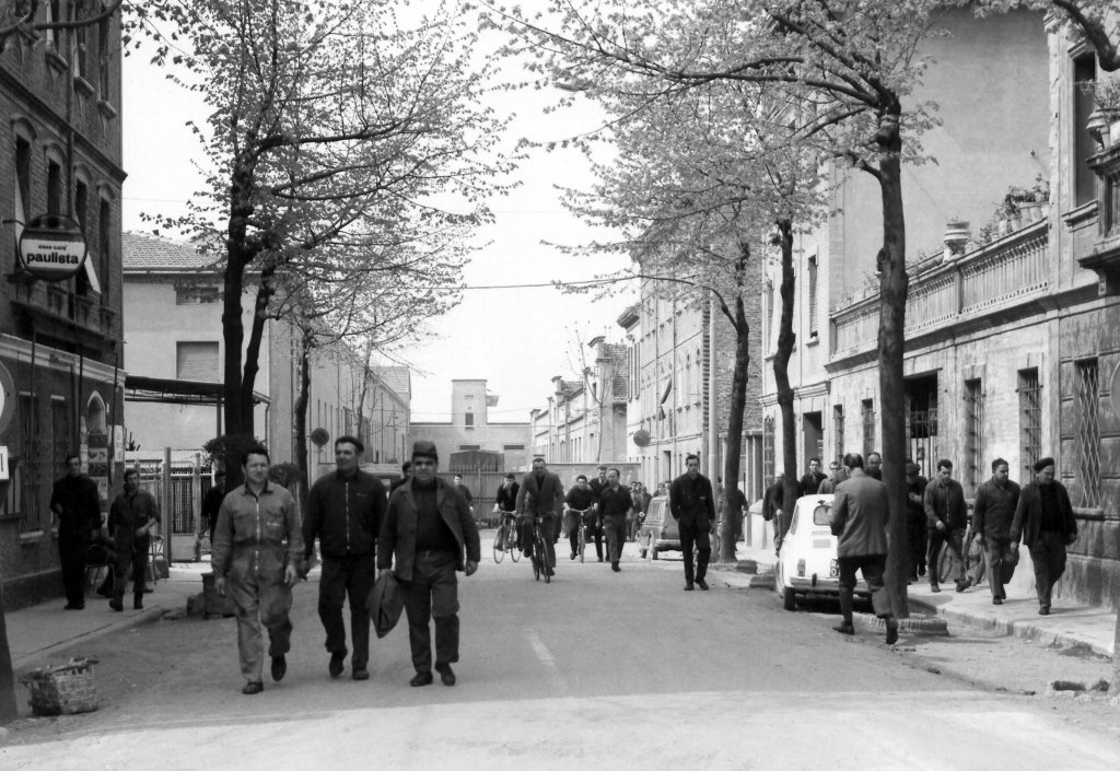 Via De Amicis - uscita operai Landini