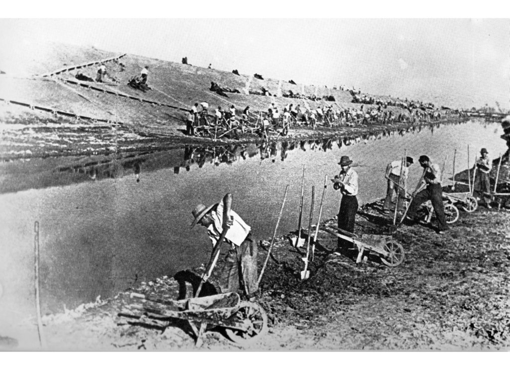 scariolanti sugli argini della Fiuma