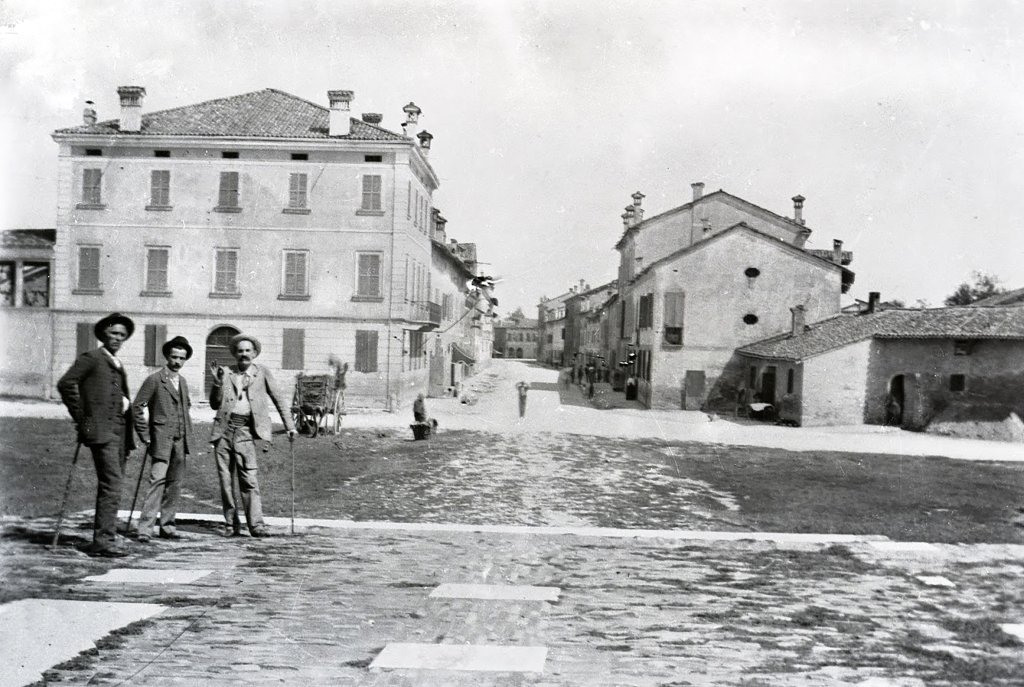 Gigolò davanti al monumento