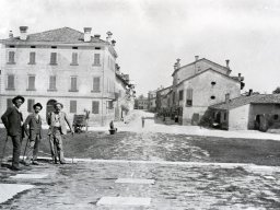 Gigolò davanti al monumento