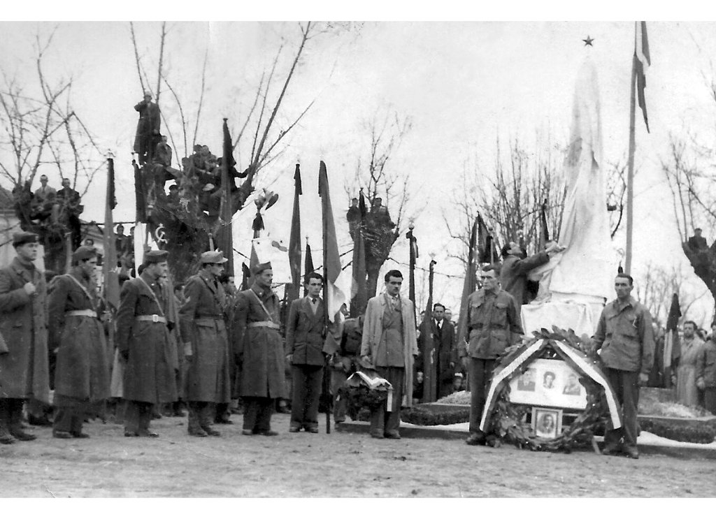 Si scopre il monumento