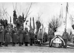 Si scopre il monumento