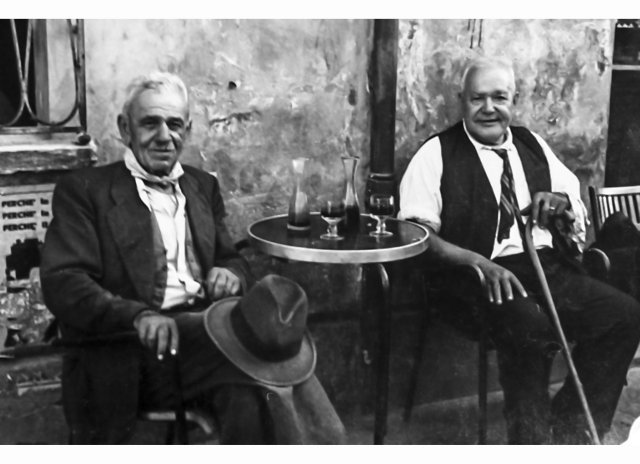 Ferrari nonno Gianni davanti osteria