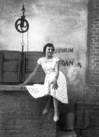 Giuliana 1958 pozzo in via Motta